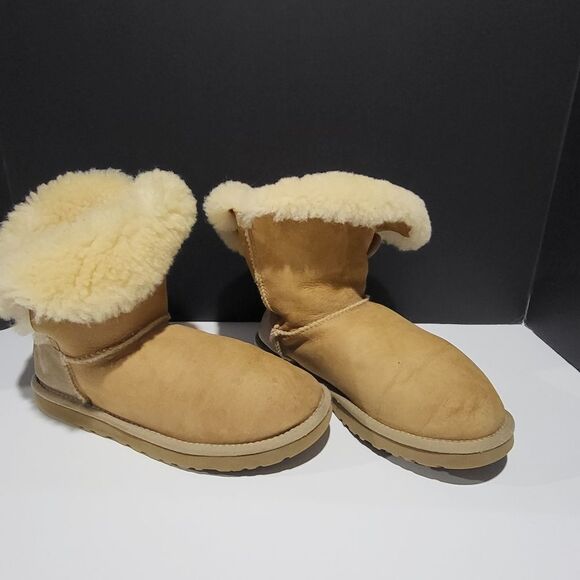 Ugg Tan & Cream Colored Short Winter Boots - Picture 1 of 14